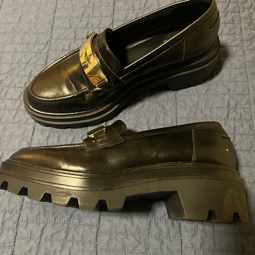 Stylish Black Loafers with Gold Accent